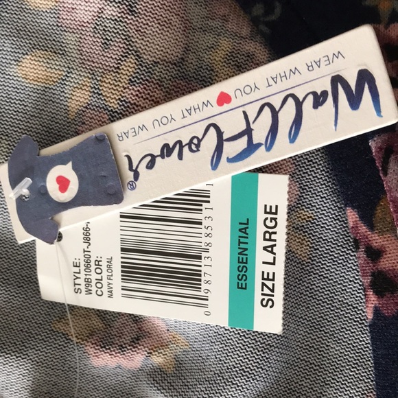 Beautiful rose print shirt! - Picture 4 of 5